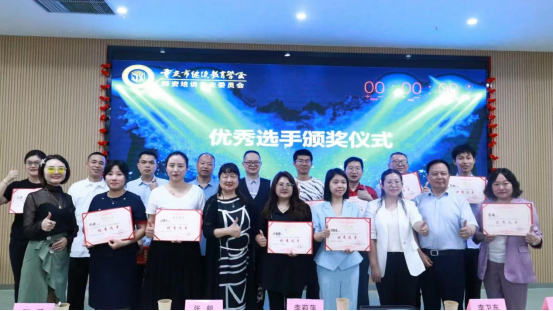 重慶市“AI+行業賦能”研修班圓滿收官,助力行業智能化升級——培養復合型人才,推動數字經濟與行業深度融合 重慶市“AI+行業賦能”研修班圓滿收官,助力行業智能化升級——培養復合型人才,推動數字經濟與行業深度融合