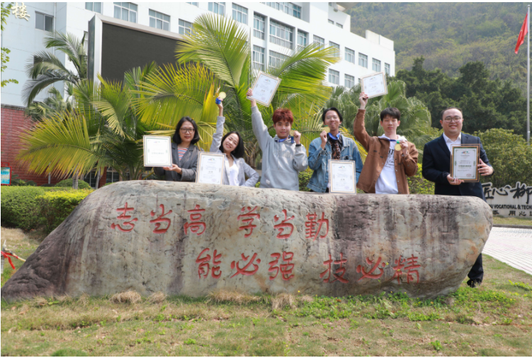 我校為首屆世界職業院校技能大賽奪冠團隊舉行頒獎儀式