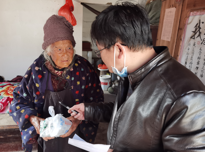 我校為定點幫扶村捐贈抗疫物資