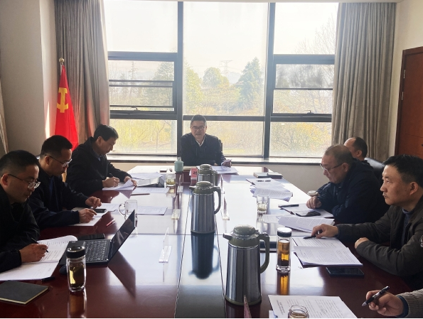 校黨委理論學習中心組舉行專題學習會 校黨委理論學習中心組舉行專題學習會