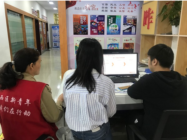 攀枝花開放大學（市社區大學）組織社區老人收看國家老年大學開學第一課