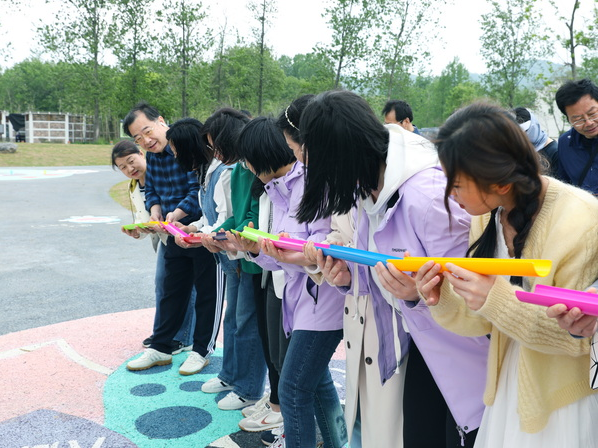 漫步金湯湖賞天鳴花海——校工會組織開展春游踏青活動