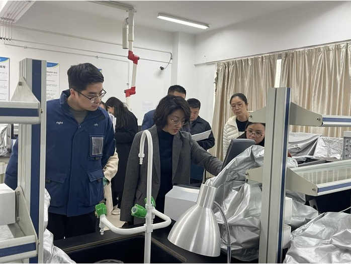 副校長張曉帶隊開展實驗室安全檢查工作