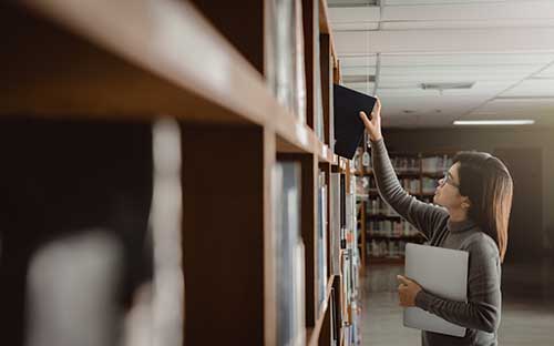 報名自考要到學校進行上課嗎？考什么？